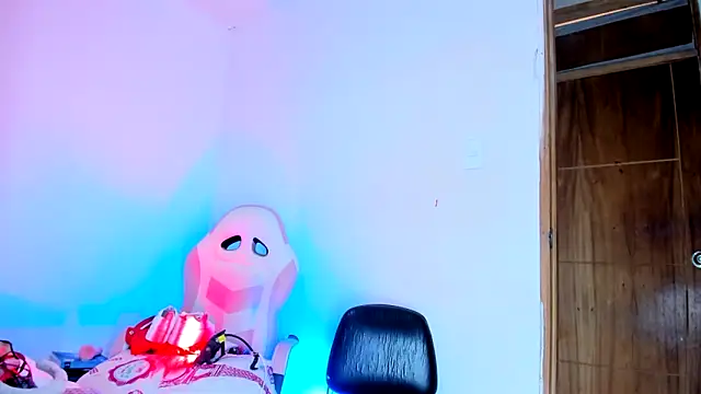 Emily_Coper18: онлайн-секс-чат