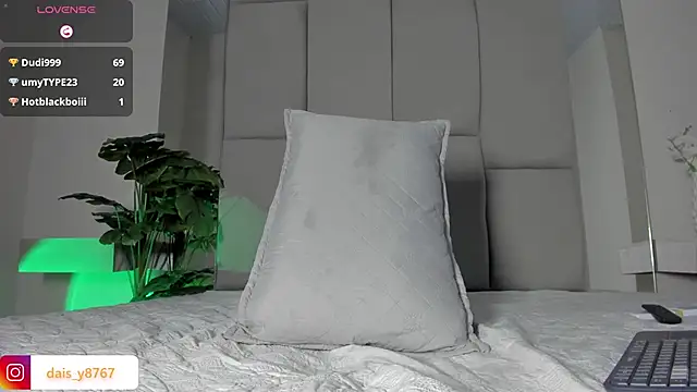 DaisyTaylor__ Show in webcam