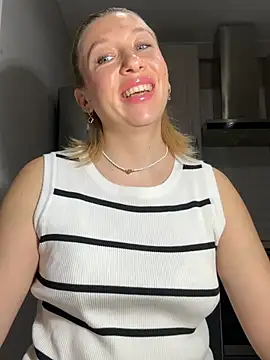 Kittie_Valentine Adlı Modelin Canlı XXX Sohbeti