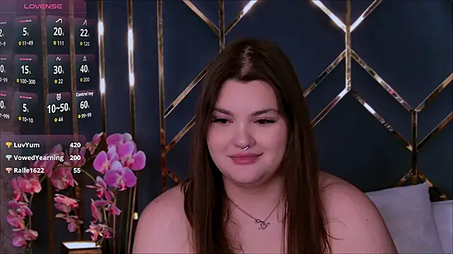 EmilyHyde Show in webcam