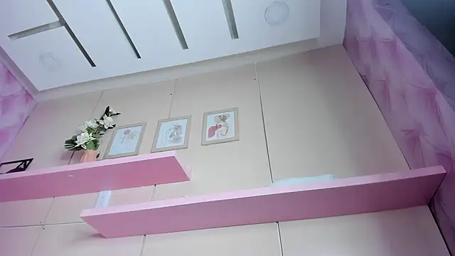 TaniaBellini's Live XXX Chat