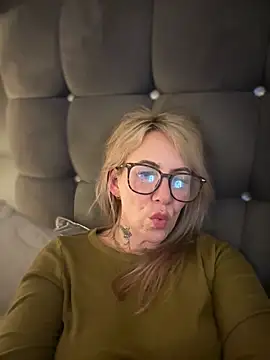 blondebitch2 Live XXX Chat