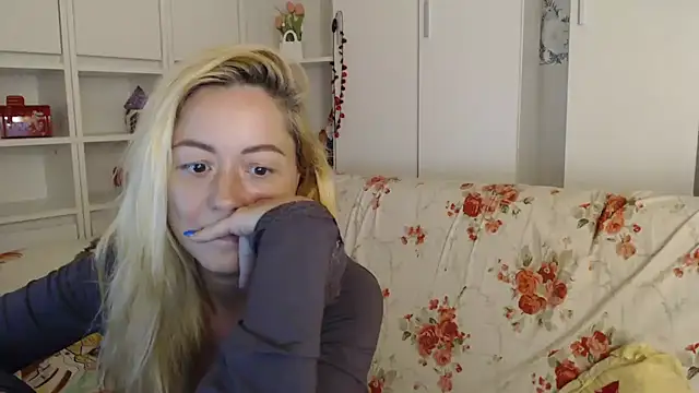 _karolynesyera_ Chat XXX live