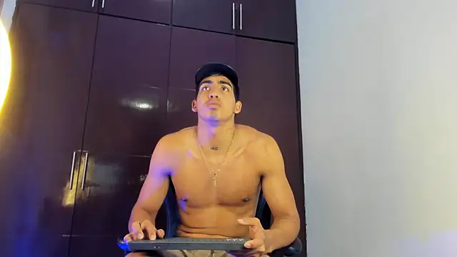 XXX chat uživo modela Milo_LatinBoy