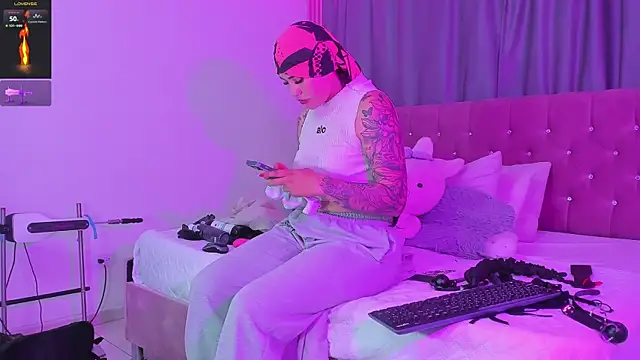 Nayla-Mouna Pertunjukan Webcam