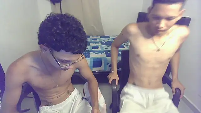 Pokazy przed kamerką – pocket_loversxxx