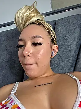 Chat +18 de alaia_princess ao vivo