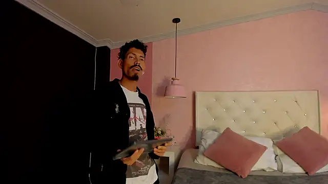 NoaahTylor Adlı Modelin Canlı XXX Sohbeti