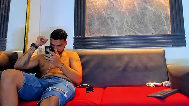 Latins_on_fire Show in webcam