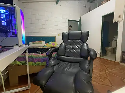 Max_TheHorseDick Adlı Modelin Canlı XXX Sohbeti