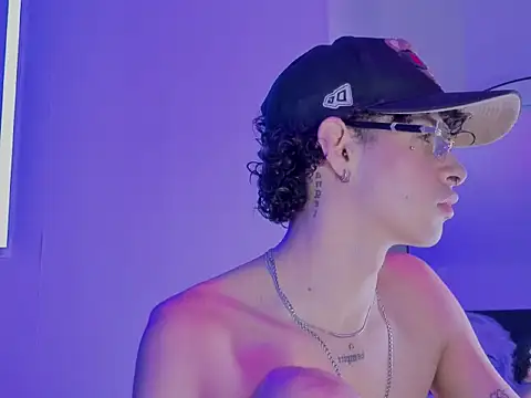 Show modela nova_salvatore na web-kameri