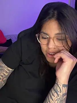 miacanela_xo: διαδικτυακό σόου στην κάμερα