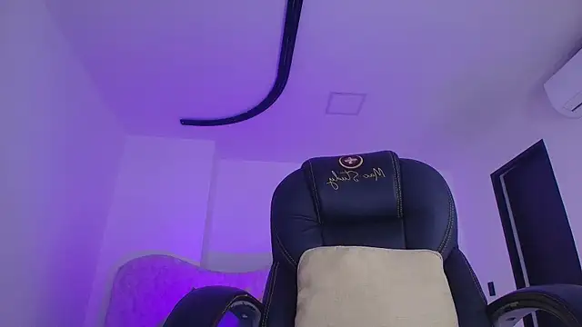 naomi_kyse's Live XXX Chat