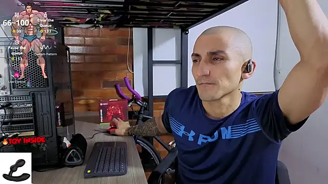 Marck_Muscle: διαδικτυακό σόου στην κάμερα