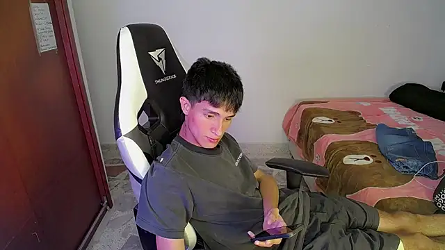 แชท XXX สดของ Akyra_latinn