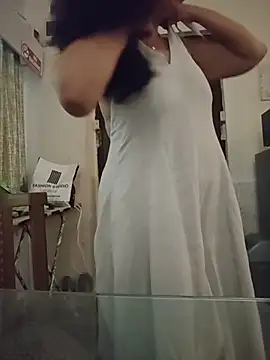 NakedMILFx Adlı Modelin Canlı XXX Sohbeti