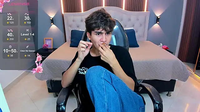 XXX chat uživo modela Tommy18__