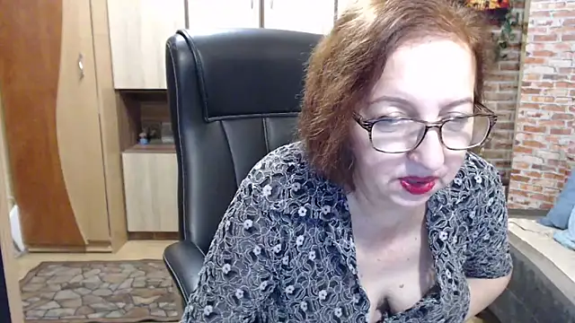 EvelyneFlirtyMilf 现场XXX聊天