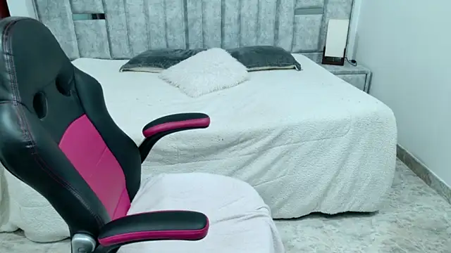 Онлайн чат XXX laureentt_