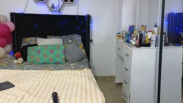 Chatroom XXX en direct de charlotte_077