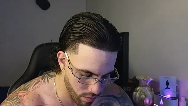 Czat XXX na żywo – Ades_Lowe