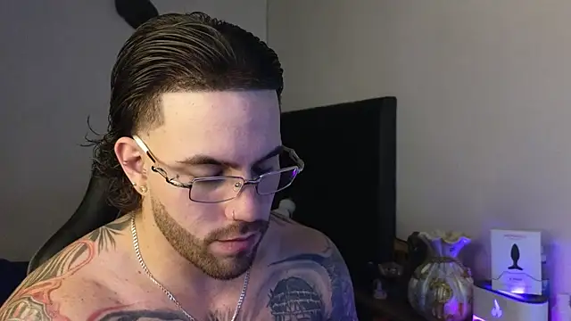 Ades_Lowe Live XXX-chat