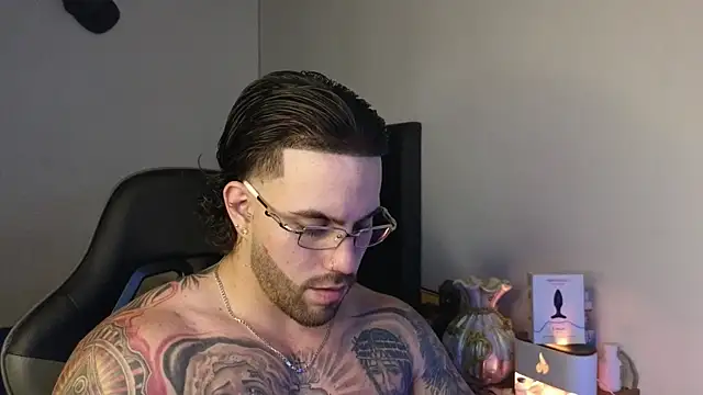 Ades_Lowe 即時 XXX 聊天