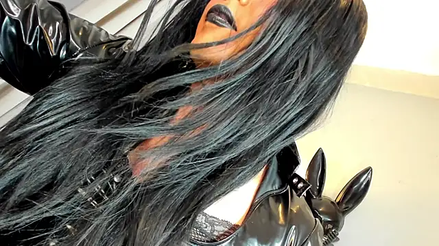 DominaAurumXXX Show in webcam