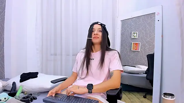 ViictoriiaSaenz 现场XXX聊天