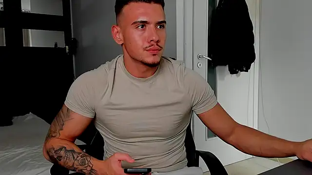 แชท XXX สดของ ElijahThorne