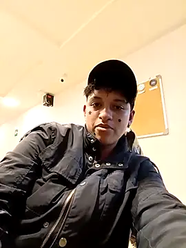 DominickJoness: διαδικτυακό σόου στην κάμερα