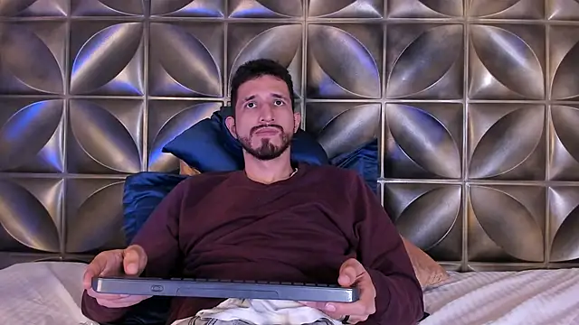 sam_bisex Adlı Modelin Canlı XXX Sohbeti