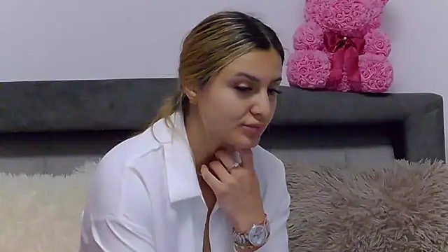 NicolePlay: онлайн-секс-чат