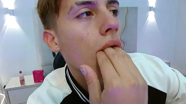 EVAN_TAY Adlı Modelin Canlı XXX Sohbeti