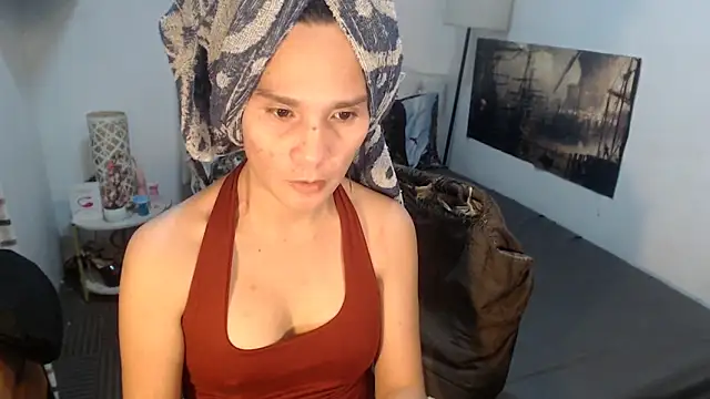 NinaDOM4CUM élő XXX-chatje