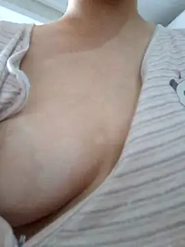 Emi_hot1 Adlı Modelin Canlı XXX Sohbeti