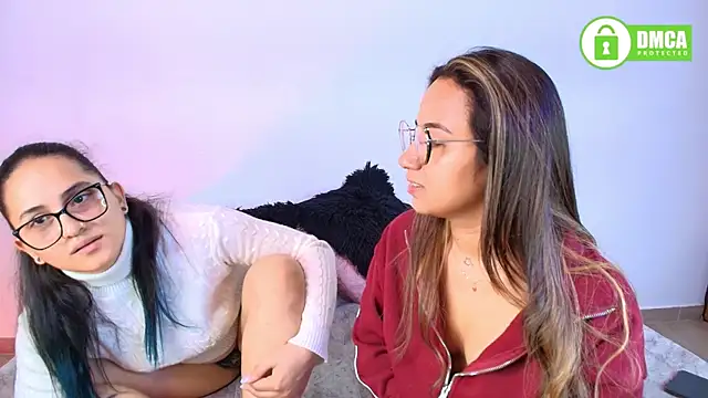 Jules_n_Gia's Webcam Show