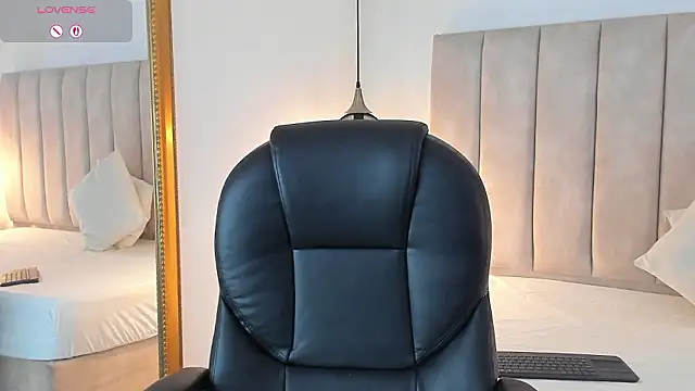 Megan-8's Live XXX Chat