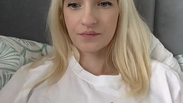 NovaFlirtn Live XXX chat