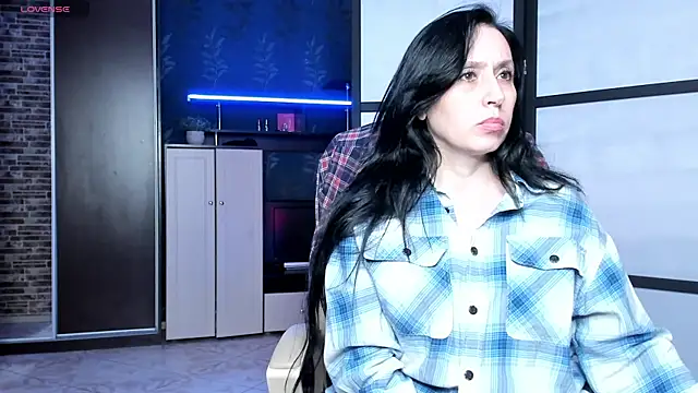 Lucky_Milf's Live XXX Chat