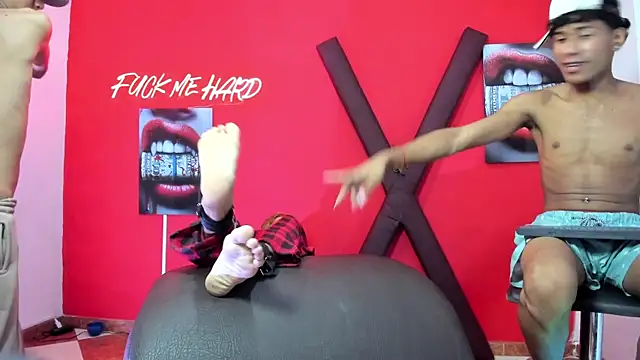 Show modela AVENGER_GUYS1 na web-kameri