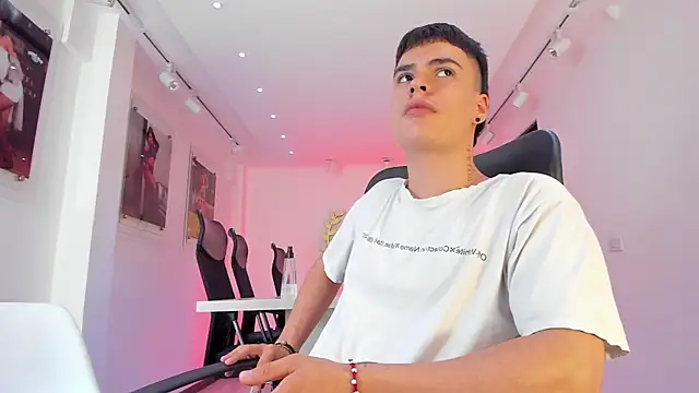 BenitoSaenz Adlı Modelin Canlı XXX Sohbeti