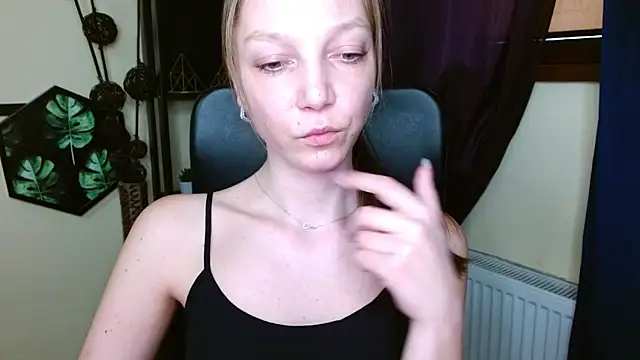 EmillyPlay Adlı Modelin Canlı XXX Sohbeti