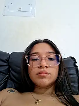 -VICKKY Adlı Modelin Canlı XXX Sohbeti