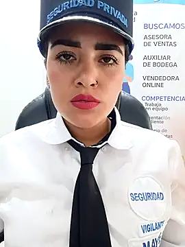 MAYE__13: διαδικτυακό σόου στην κάμερα