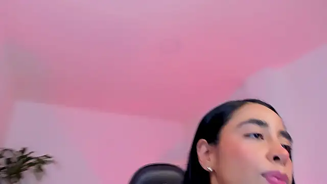 sophierooy22 Adlı Modelin Canlı XXX Sohbeti