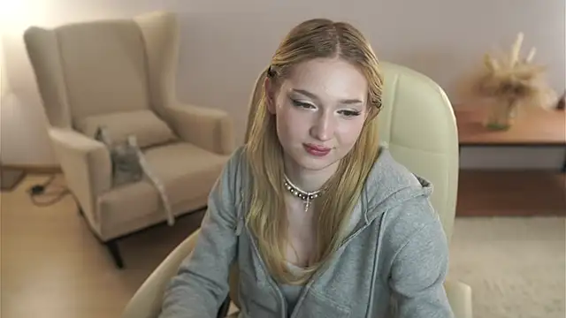 Chat +18 de SeemaHornoff ao vivo