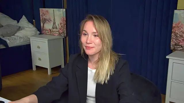 ElaraVoltage élő XXX-chatje