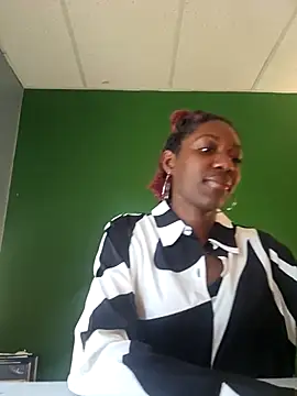 Chat +18 de oliviaprettypussy ao vivo