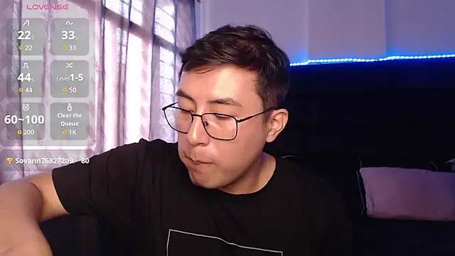 andrewmhilton_ Show in webcam